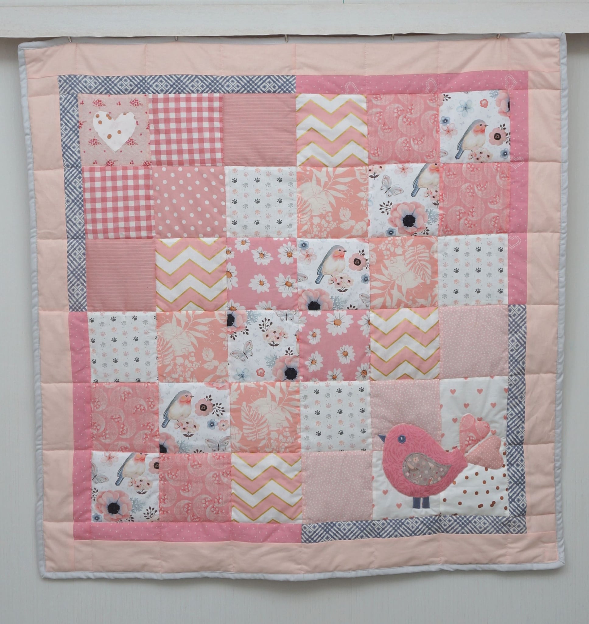 Linnubeebi lapitekk (100 x 100 cm), virsikuroosa