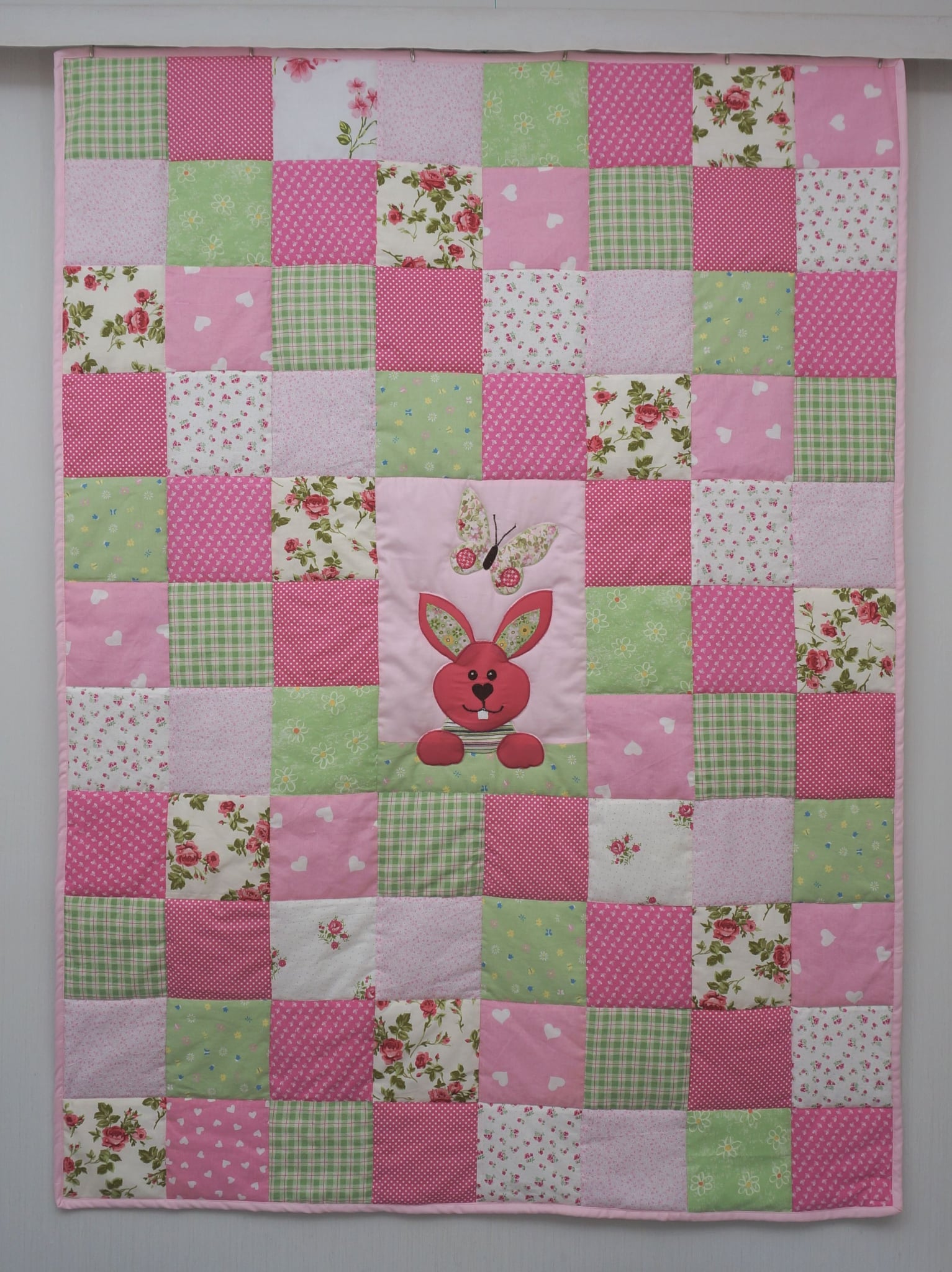 Laste lapitekk Roosa Jänes (150 x 110 cm)